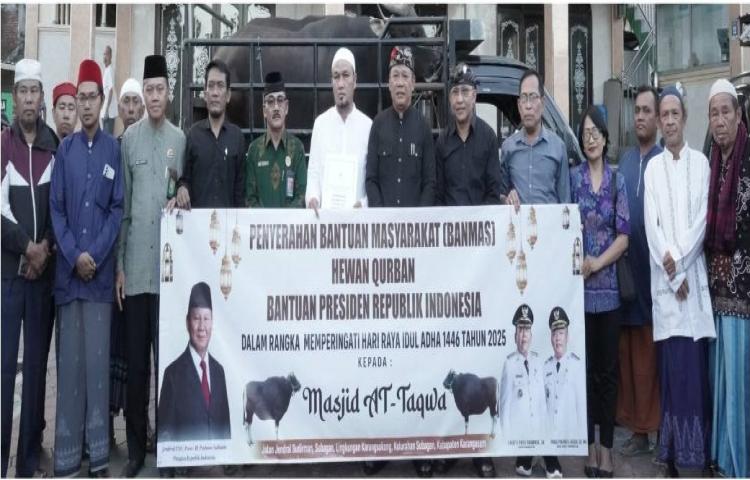 Wabup Pandu Serahkan Sapi Kurban Bantuan Presiden RI